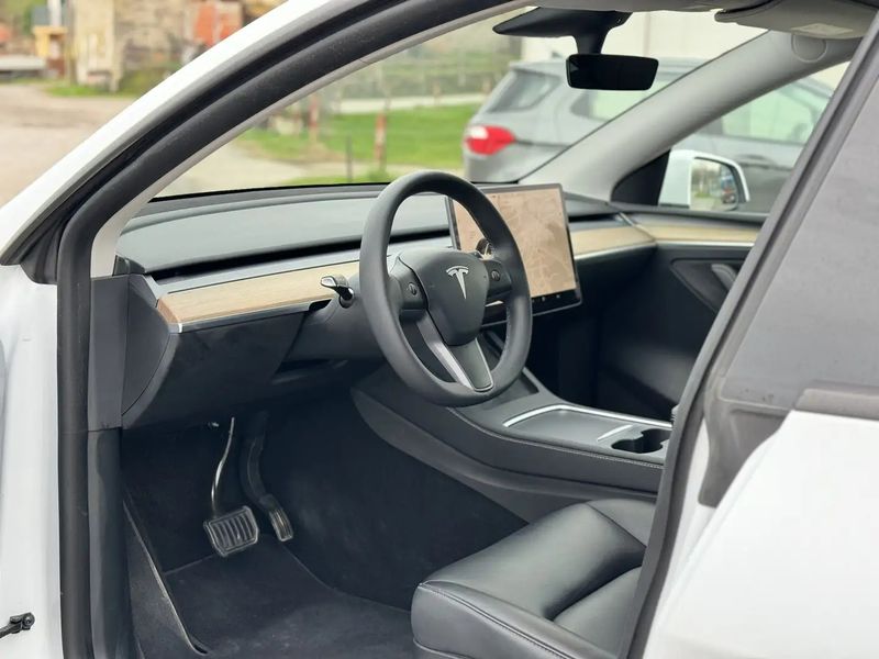 Tesla Model Y • 2022 • 45,000 km 10