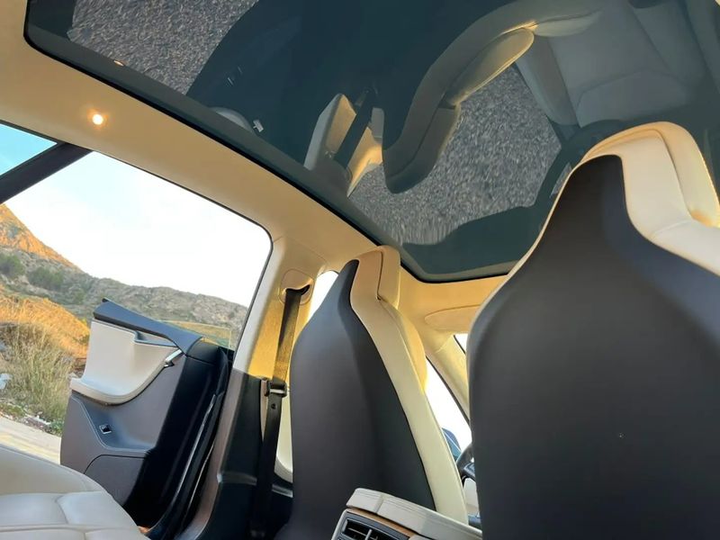 Tesla Model S • 2019 • 50,960 km 12