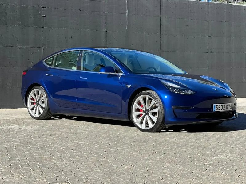 Tesla Model 3 • 2019 • 90,000 km 1