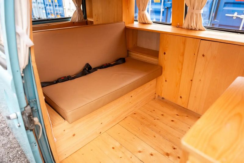 Volkswagen Multivan • 1989 • 220,800 km 12