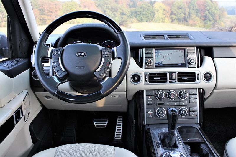 Land Rover Range Rover • 2010 • 181,000 km 7