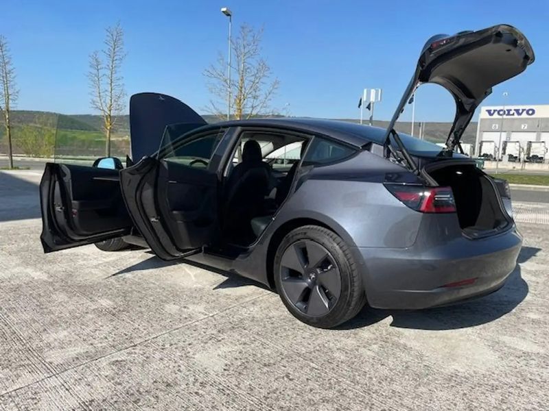 Tesla Model 3 • 2022 • 85,000 km 5