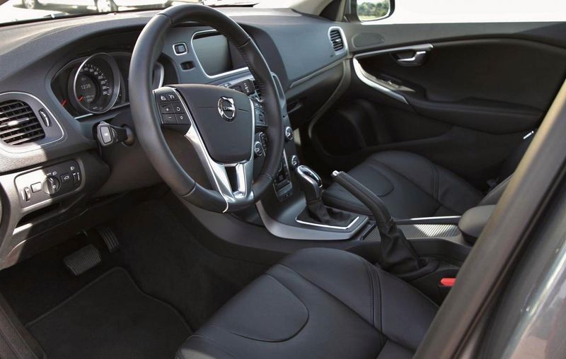 Volvo V40 • 2016 • 12,000 km 4