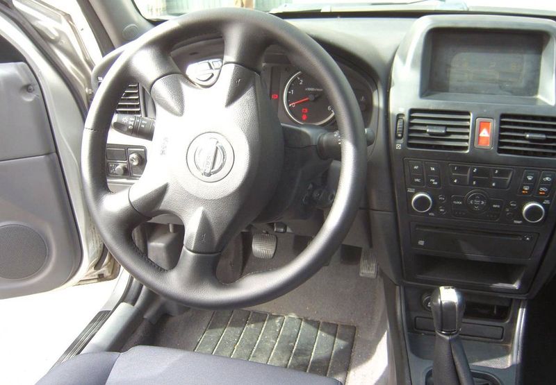 Nissan Almera • 2006 • 170,000 km 2