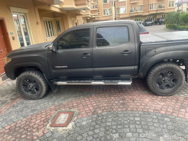 Toyota Tacoma • 2011 • 109,005 km 4