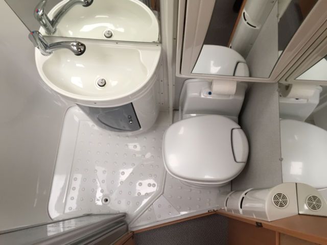 Mercedes-Benz Sprinter • 2005 • 82,000 km 11