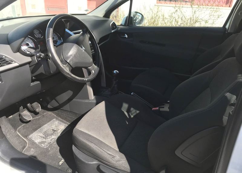 Peugeot 207 • 2009 • 190,000 km 3