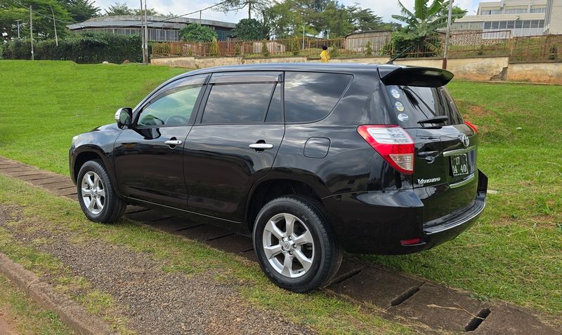 Toyota RAV4 • 2009 • 90,000 km 3