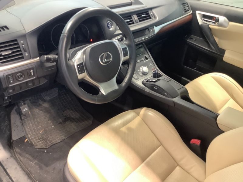 Lexus CT • 2011 • 79,000 km 4