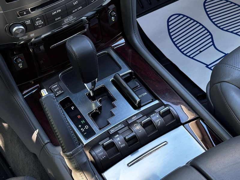 Lexus LX • 2010 • 243,000 km 10