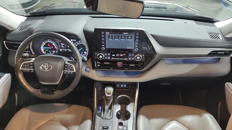 Toyota Highlander Hybrid • 2022 • 34,685 km 1