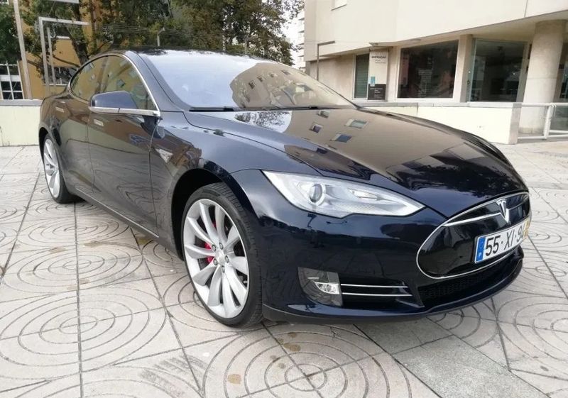 Tesla Model S • 2014 • 90,000 km 1