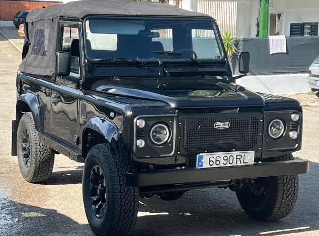 Land Rover Defender • 2001 • 143,000 km 1