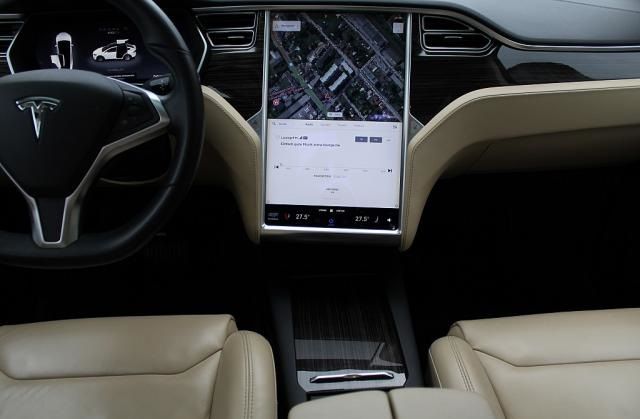 Tesla Model X • 2016 • 142,500 km 4