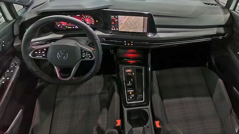 Volkswagen Golf • 2024 • 14,183 km 4