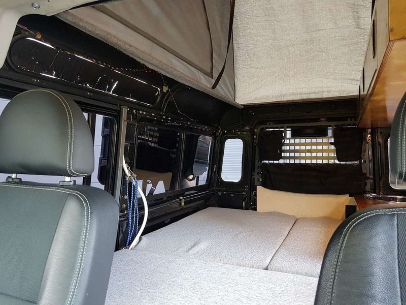 Land Rover Defender • 2007 • 209,200 km 9