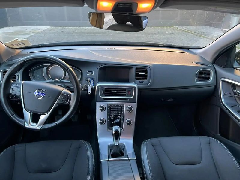 Volvo V60 • 2018 • 127,000 km 4