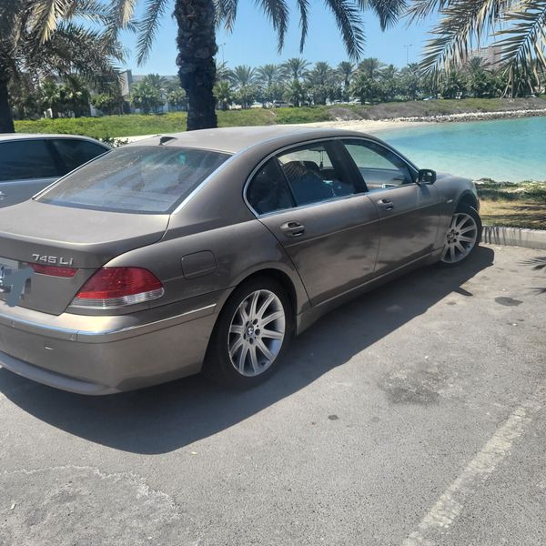 BMW 7 • 2002 • 176,543 km 2