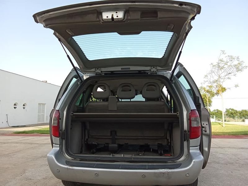 Chrysler Voyager • 2002 • 240,000 km 10