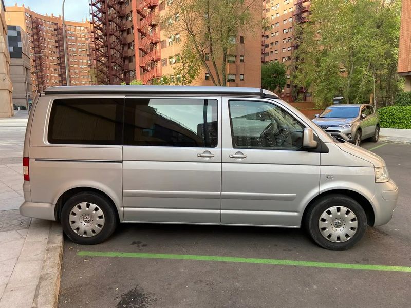 Volkswagen T5 • 2006 • 220,000 km 2