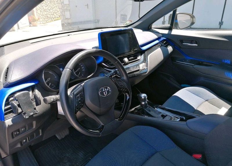 Toyota C-HR • 2017 • 30,999 km 3