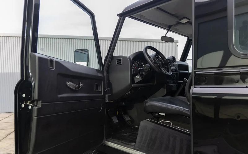 Land Rover Defender • 2012 • 83,000 km 2