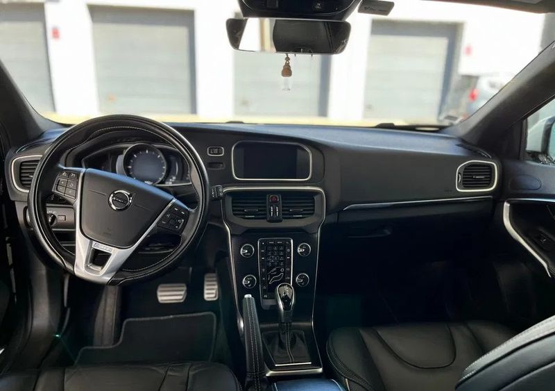 Volvo V40 • 2017 • 110,000 km 2