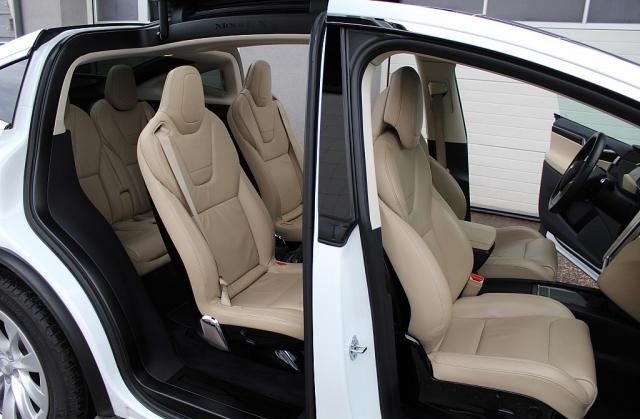 Tesla Model X • 2016 • 142,500 km 7