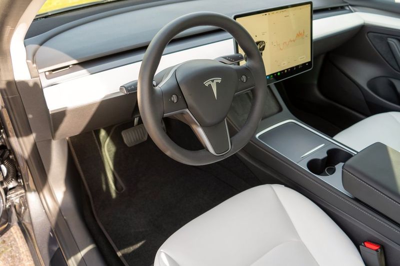 Tesla Model 3 • 2022 • 10,900 km 4