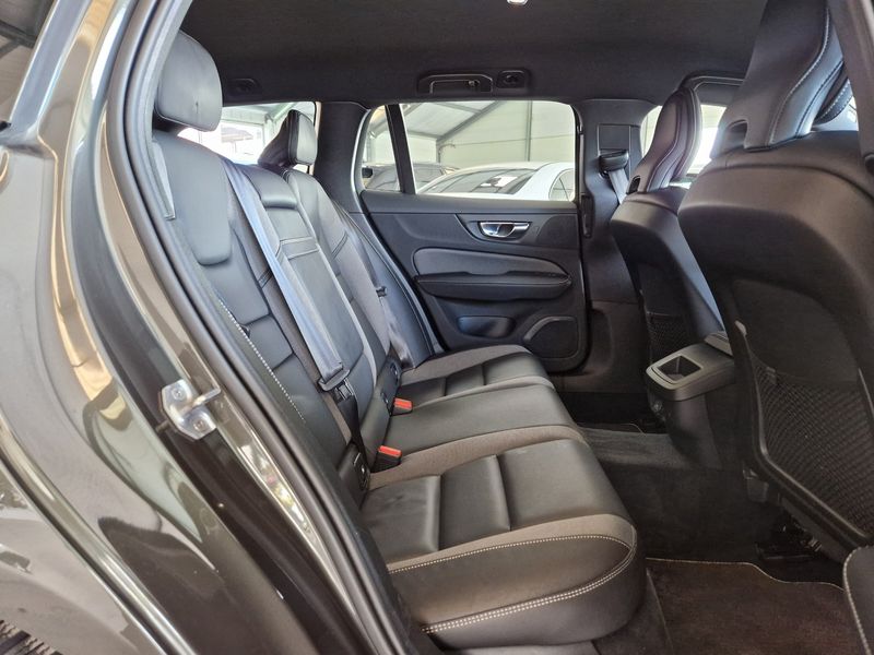 Volvo V60 • 2021 • 60,376 km 3