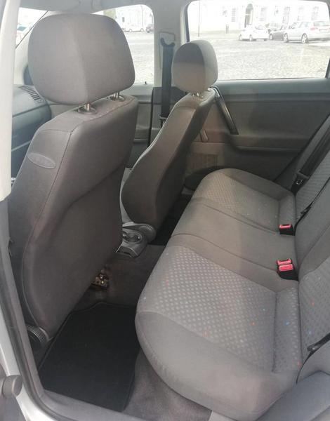 Volvo V40 • 2002 • 140,000 km 3