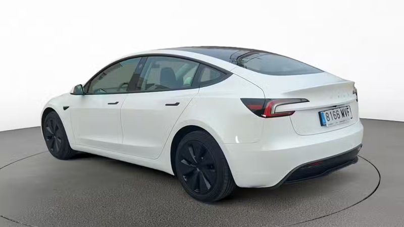 Tesla Model 3 • 2024 • 5,418 km 3