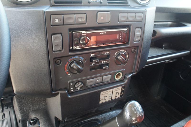 Land Rover Defender • 2012 • 80,000 km 7