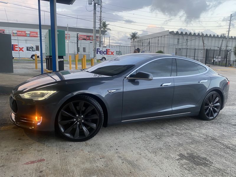 Tesla Model S • 2013 • 31,300 km 1