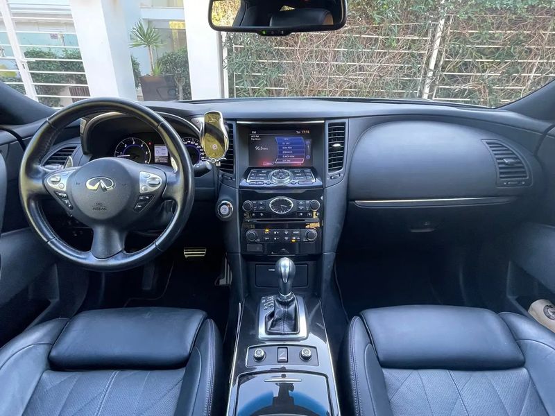 Infiniti QX70 • 2015 • 192,000 km 7