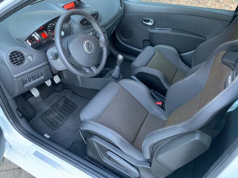 Renault Clio • 2012 • 29,000 km 6