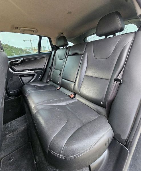 Volvo V60 • 2014 • 250,000 km 3