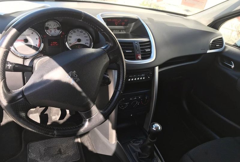 Peugeot 207 • 2009 • 190,000 km 2
