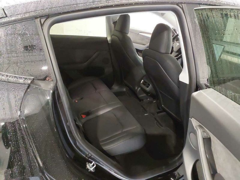 Tesla Model Y • 2022 • 10,784 km 4