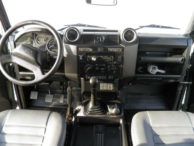 Land Rover Defender • 2010 • 93,000 km 7