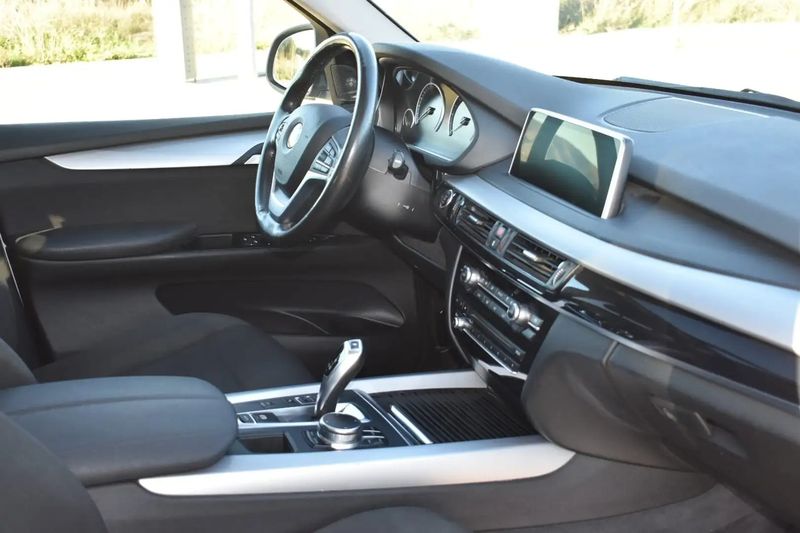 BMW X5 • 2017 • 122,000 km 10