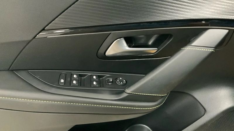 Peugeot 2008 • 2021 • 32,700 km 13