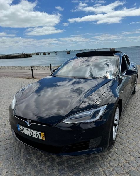 Tesla Model S • 2017 • 85,000 km 1