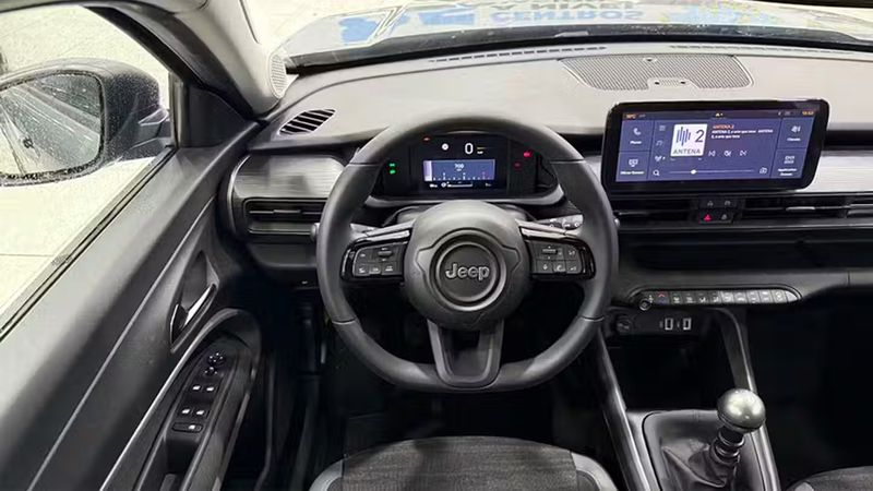 Jeep Compass • 2025 • 4 km 3