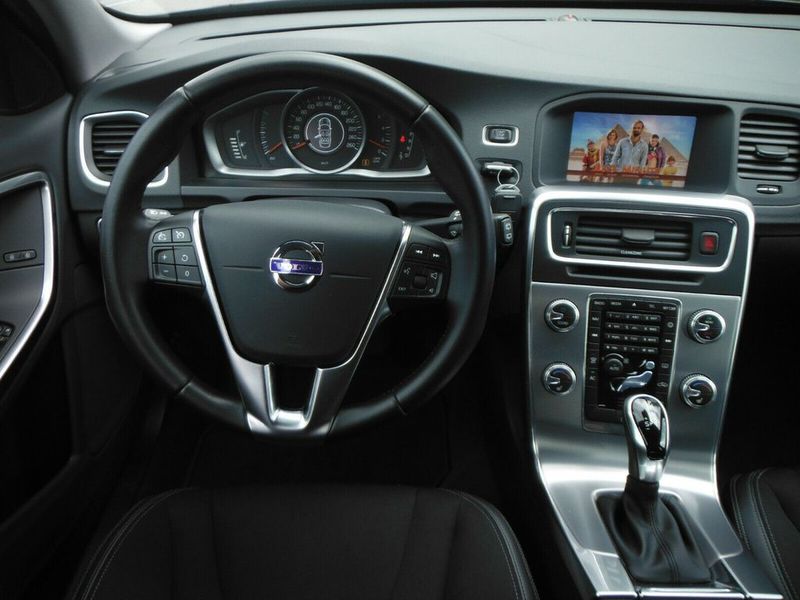 Volvo V60 • 2017 • 180,000 km 6