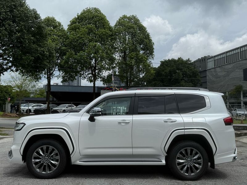 Toyota Land Cruiser • 2023 • 59,000 km 2