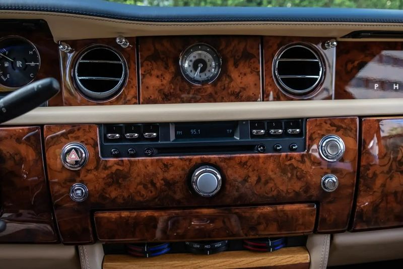 Rolls-Royce Phantom • 2011 • 75,000 km 11