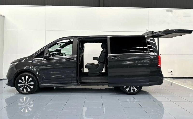 Mercedes-Benz 210 Van • 2021 • 33,000 km 1