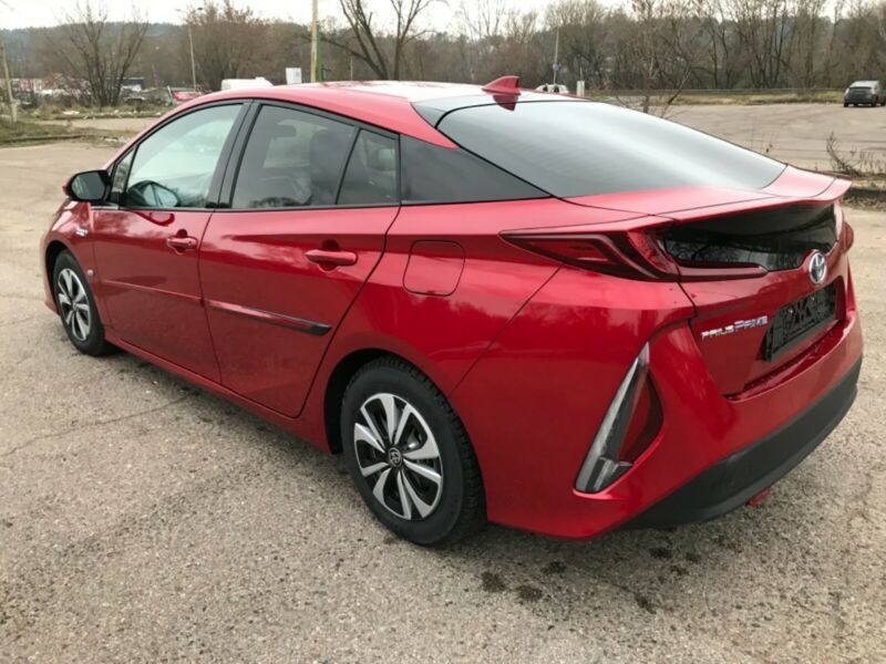 Toyota Prius • 2017 • 112,000 km 4