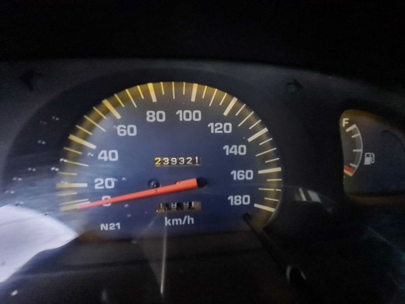 Toyota Hilux • 2001 • 240,000 km 3